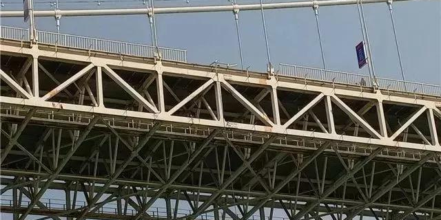 重慶大巴墜江怪防護欄桿？設計、施工企業表示“這個鍋不背”！